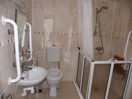 Craig y Nos Castle Accommodation Disabled En-Suite Room 12 Bathroom Wedding Venues South Wales - Craig y Nos Castle Accommodation Room 12 Bathroom