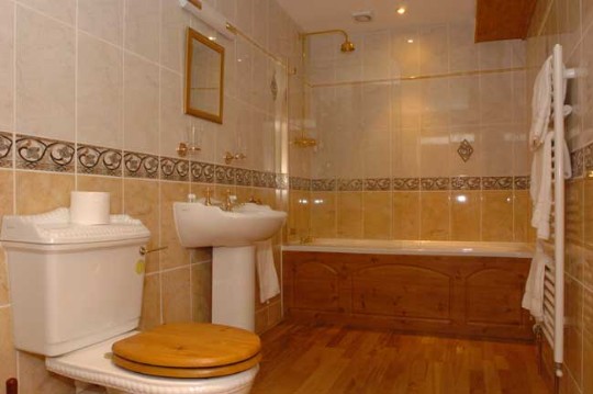 Craig y Nos Castle Accommodation Room 27 Bathroom Wedding Venues South Wales - Craig y Nos Castle Accommodation Room 27 Bathroom